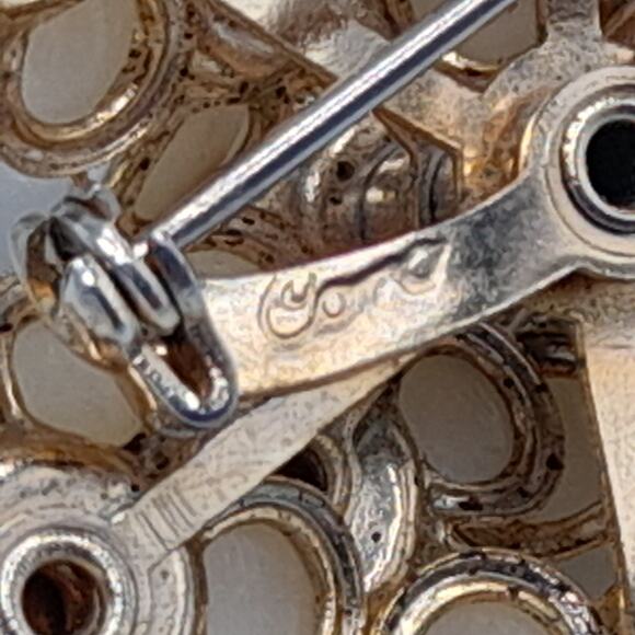 Vintage Coro Faux Pearl Flower Brooch, Clear Rhinestones, 1950s, 2 Inches - Picture 7 of 12